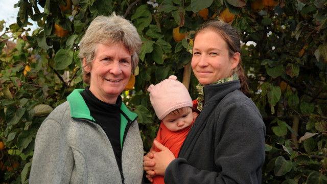 Charlotte (l.) und Judith Häseli mit Töchterchen Mia